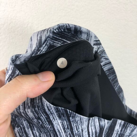 Lululemon - Hot To Street Crop - Heat Wave White/Black pattern with Black Mesh - Picture 10 of 12